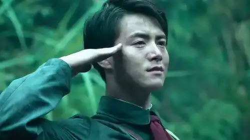 建军大业爆炸声不断的响着,朱德驻足敬礼,这一幕看着令人心痛