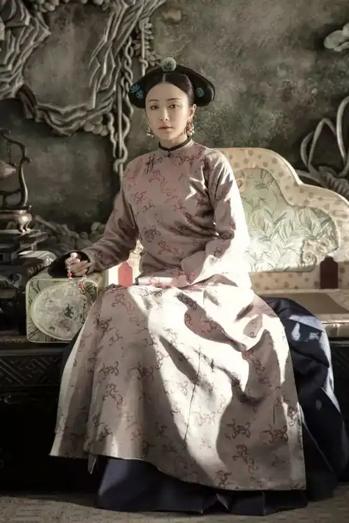 37岁富察皇后跳楼自杀,秦岚却活出最美模样生活挺难的,但没到山穷水尽