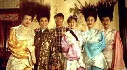 唐伯虎点秋香导演晒旧照周星驰帅气潇洒,巩俐嘟嘴学猫咪