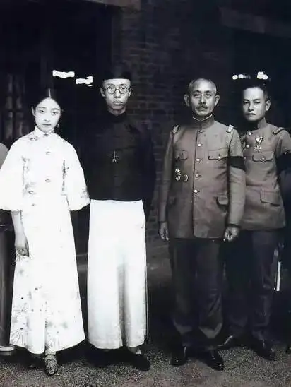 一觉醒来皇上不见了,婉容心慌不已,如何策划溥仪离开天津去长春