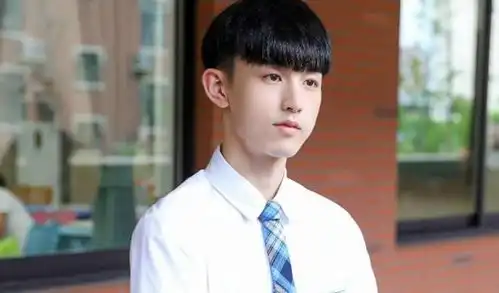 22岁郭俊辰又演青春校园剧,女主有初恋脸,两人校服剧照甜到心坎