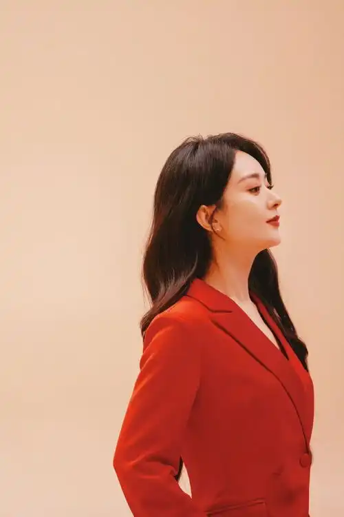 赵丽颖闷声干大事穿中国红西装霸气侧漏,拿下代言就硬气不少
