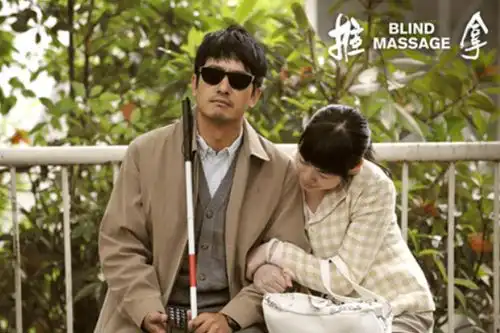 郭晓东因戏暴瘦30斤后现身,皱纹眼袋瞩目,出身农村现成老家骄傲
