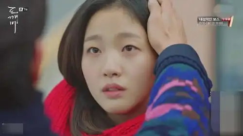 鬼怪孔刘对金高银上演摸头杀,导致其高考迟到,孔刘安慰忘了我是鬼怪了
