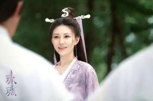 侯梦瑶因饰演花木兰成名,王鸥曾给她做配,如今在琉璃中扮紫狐
