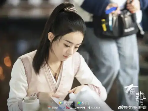 有翡最新剧照曝光,赵丽颖和王一博亲密互动,欢乐十足
