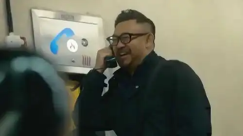 几百名人质被挟持,看清凶手身份后,气氛瞬间变严肃
