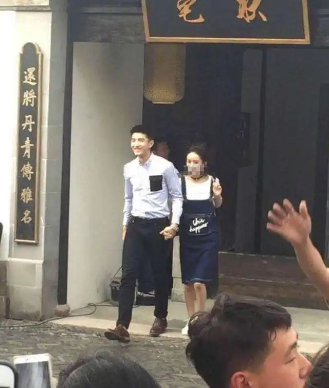 赵丽颖和他牵手撒糖,网友比花心的冯绍峰和爱网红的林更新帅
