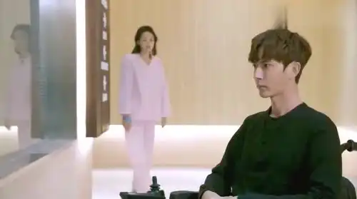 凉生天佑躺在病床上昏迷不醒,姜生回忆起与天佑的点点滴滴,甚是伤感