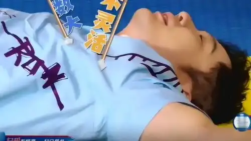 奔跑吧兄弟周深在吊床上迎来高光时刻,李晨沙溢像极了老年康复训练

