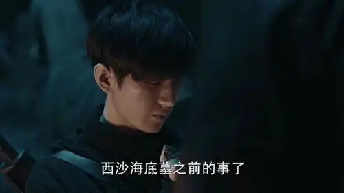 小伙一行人准备爬到树上,另一边小哥发现