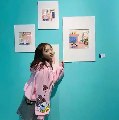 林妙可穿衣终于不学妈绿短袖配牛仔裙超减龄,可惜小肚腩没藏好