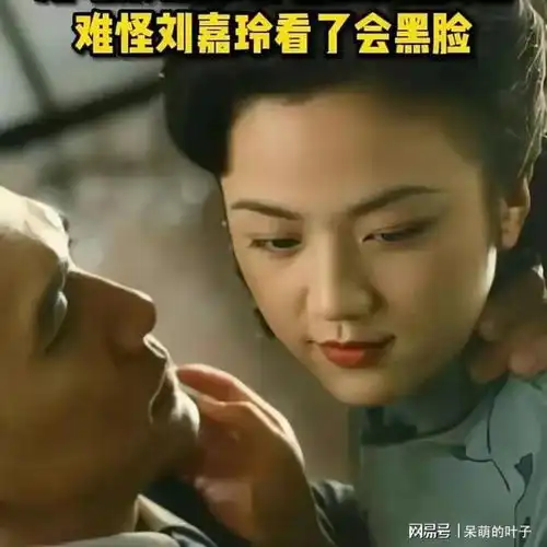 据透露,汤唯与梁朝伟在电影中的深情拥吻戏码,竟然是真实上演