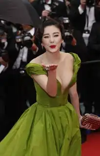 张雨绮晒自拍关注点却是膝盖淤青身后有人