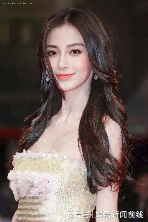 穿金色抹胸礼服裙,展露迷人香肩,女人味十足
