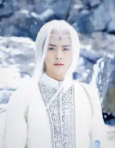 马天宇魔幻剧照公开白发蓝眼散发忧郁气质8108842
