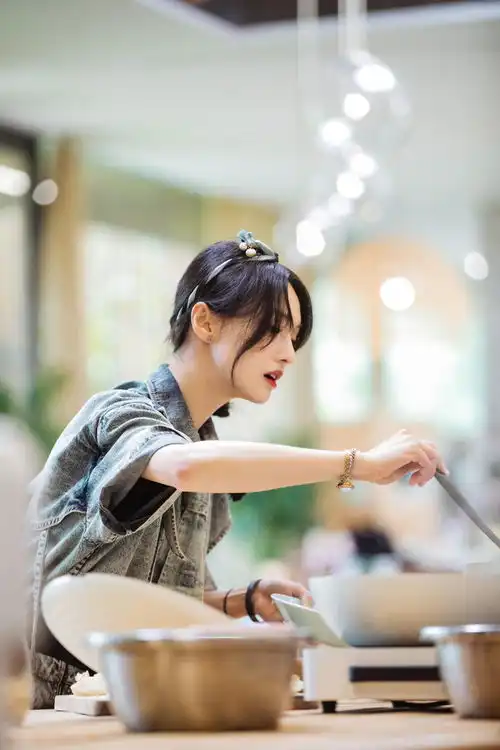 组图郑爽浅蓝色领带牛仔连体装时尚干练少女气息十足