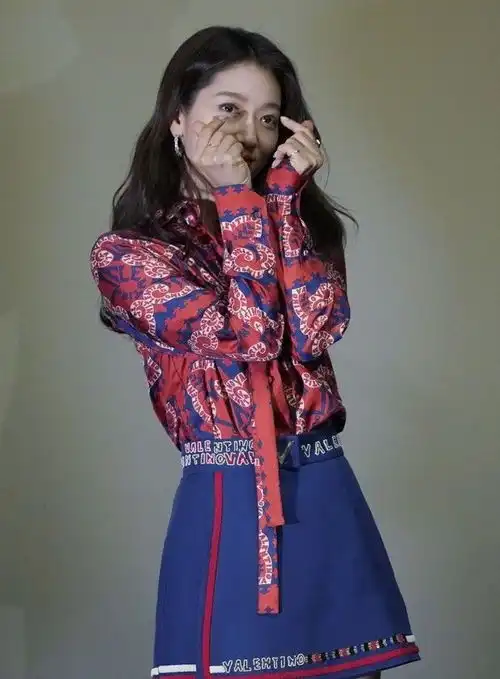 布拉宫剧照,朴信惠上身穿搭很仙女,桌布裙让我沉默了
