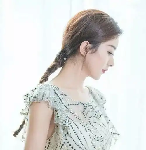 赵丽颖忽然变这么洋气还真有点不习惯,原来是这里变了
