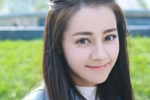 迪丽热巴鼻子整容了吗刘嘉玲看不起迪丽热巴是咋回事
