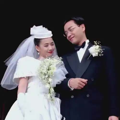 张国荣前任毛舜筠全家出游,三婚老公白发苍老,俩女儿高颜值像妈
