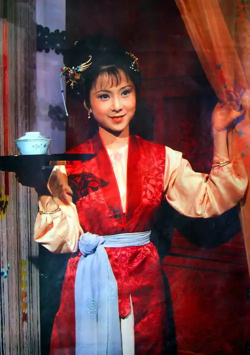 袭人是贾宝玉身边的大丫鬟,为什么贾府要将她嫁出去却留下麝月

