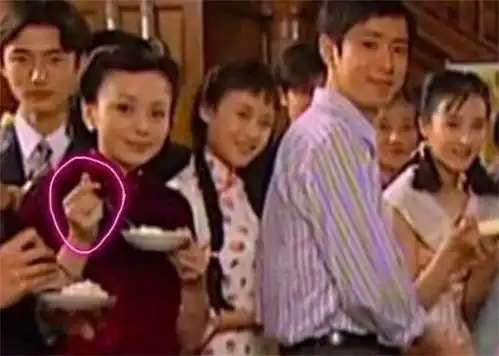 老剧重温总是会有意外的发现,比如雪姨向你比心啦