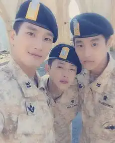 宋仲基抱娃照疯传已承认现女友为韩国演员徐孝琳
