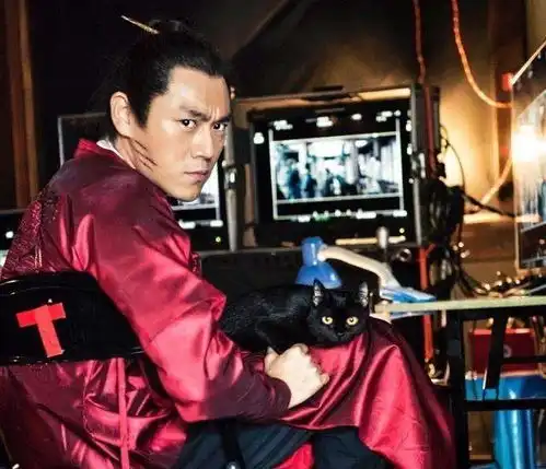 他性格倔强,曾两年拒演十几部戏,娶大9岁女星,今生活美满