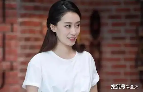 张小斐回家被粉丝围三层,穿豹纹外套气场强,一双细腿撑不满紧身裤