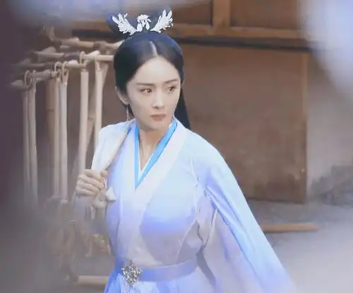 斛珠夫人杨幂路透曝光,白衣骑马造型帅气,蓝色古装服动人
