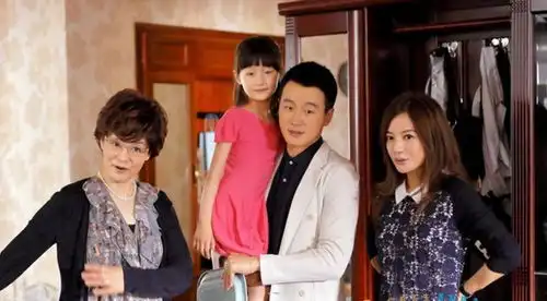 聪明奶奶带孩子方式火了,谁说老人带娃不行三种方法带出优秀娃
