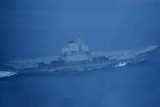 日本发布中国航母穿越宫古海峡照片
