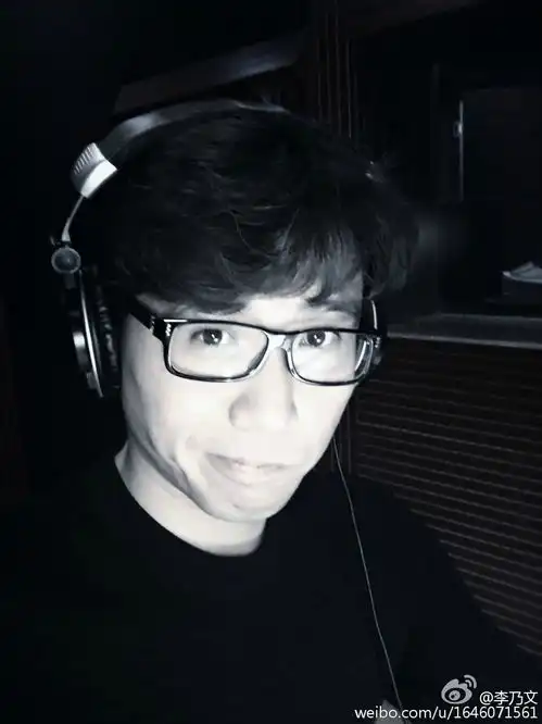 恋爱先生张铭阳生活照43岁婚姻成谜不愿被人称为明星