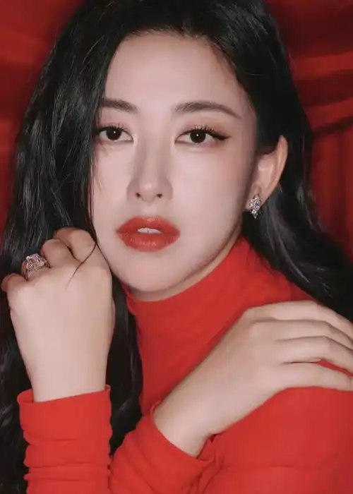 朱珠红裙造型惊艳亮相,绽放自信魅力