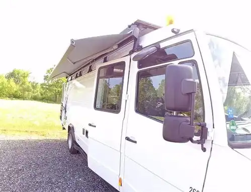 63岁大爷在房车里住3年,将9㎡空间变成硬核蜗居,住着还挺爽
