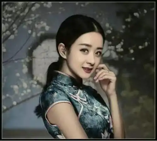 当红女星旗袍装刘亦菲仙气没了,颖宝稚嫩,年过40的她别有韵味
