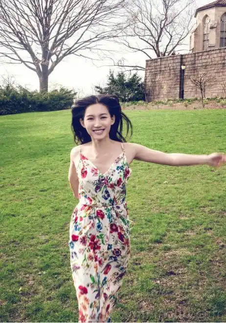 尔晴在现实生活中还挺纯,穿碎花衣显出少女娇羞感,真是嫩
