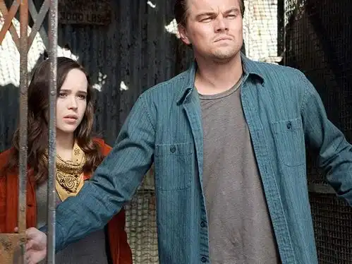 盗梦空间女主变性后首秀身材,八块腹肌惹人羡,自信晒手术后刀疤