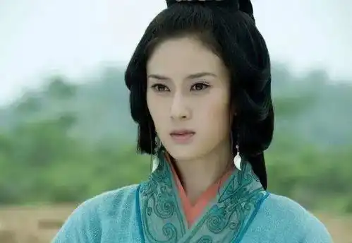 她是庆余年里的姨娘,天生一幅美人脸,却一直情愿当配角