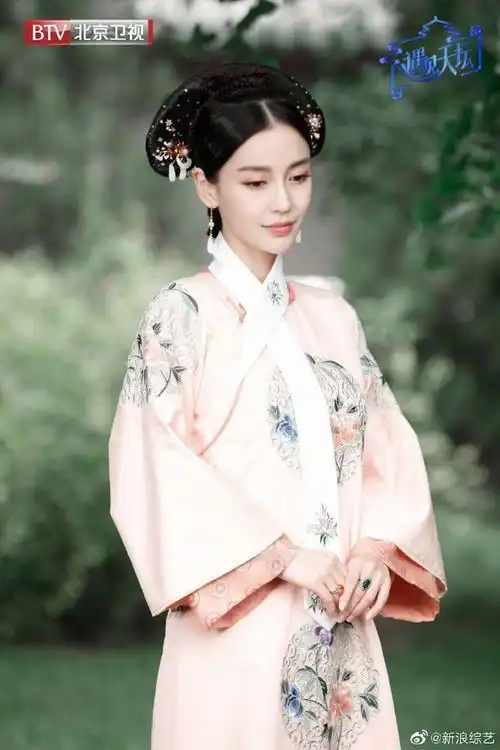 angelababy首次挑战清宫戏造型颦蹙间尽显温柔