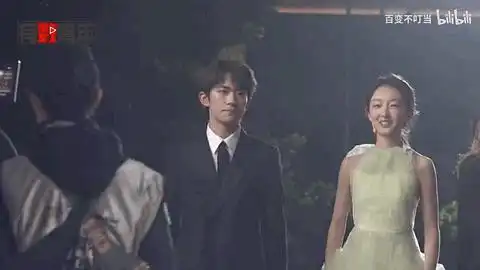 我们曾在高朋满座里,将隐晦爱意说到最尽兴