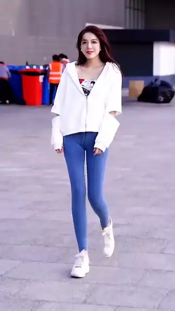 街拍气质小姐姐,接下来的一幕,怦然心动
