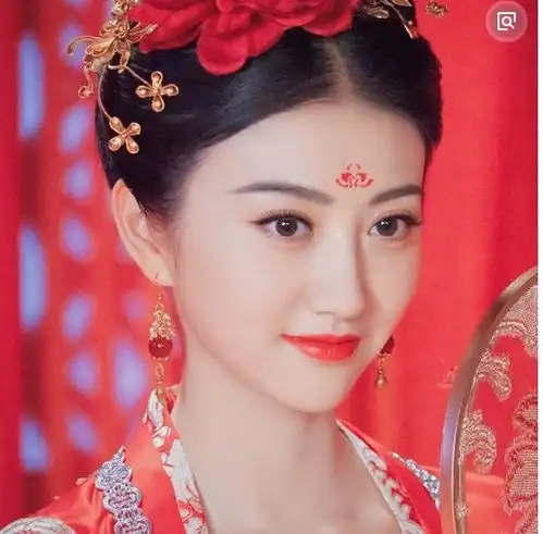 景甜凭司藤大火,赵奕欢还在靠身材博眼球,两人终是拉开了差距