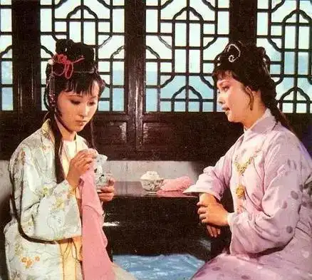 为了收买人心,宝钗偷偷做了一件丑事,被平儿当众毫不留情揭穿
