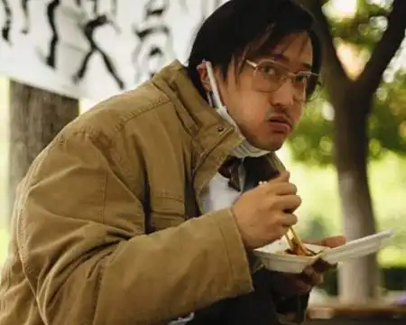 错过爱情公寓5后,王传君参演深度电影,光拍摄就花了2年