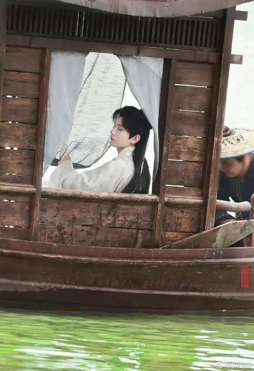 组图成毅莲花楼坐船路透偏偏白衣公子美如画
