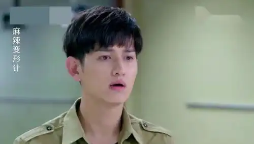 麻辣变形计马可课堂上开小差,被老爸当场点名,这就尴尬了
