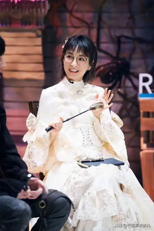 吴昕明星大侦探首秀,剧照美美哒
