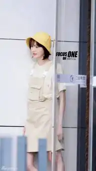 郑爽戴小黄帽秒变樱桃小丸子简直萌cry啊
